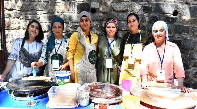 Soyer, Kadifekaleli kadınların yanında