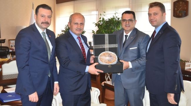 Bakan Turhan, İZTO Heyetini ağırladı