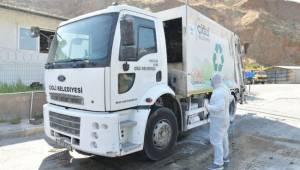 Çiğli’de çöp kamyonlarına Koronavirüs dezenfeksiyonu