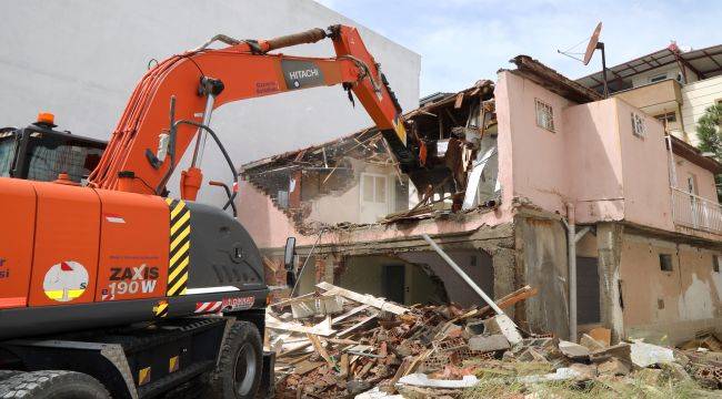Gaziemir’de riskli yapılar yıkılıyor