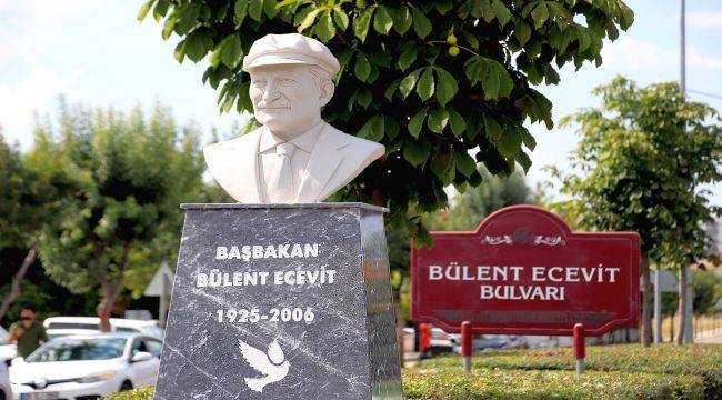 Bülent Ecevit Bulvarı'na Bülent Ecevit Büstü