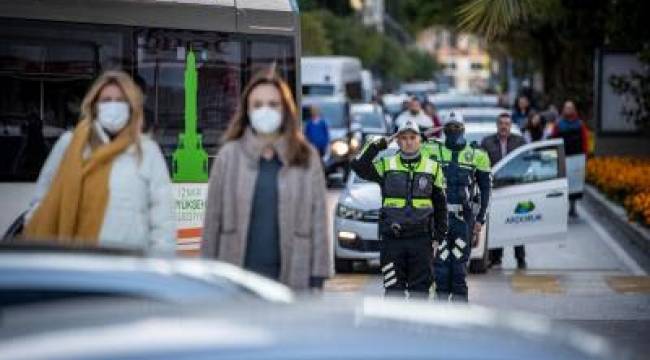 İzmir’de Ata’ya saygı için hayat durdu