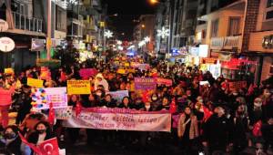Balçovalı Kadınlar Hem İsyan Etti Hem de Halay Çekti