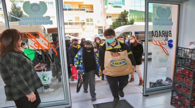 Gaziemir Belediyesi'nin Sosyal Marketi Çalışmaya Devam Ediyor