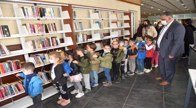 Yunusemre Belediyesi minikleri kitaplarla tanıştırdı