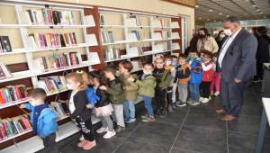 Yunusemre Belediyesi minikleri kitaplarla tanıştırdı