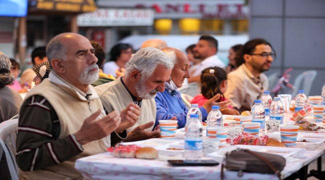 Bucalılar Kadir Gecesi’nde iftarda bir araya geldi