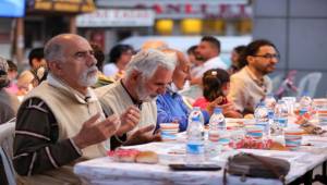 Bucalılar Kadir Gecesi’nde iftarda bir araya geldi