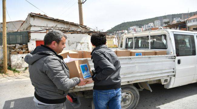 Narlıdere'de vatandaşa erzak yardımı yapıldı