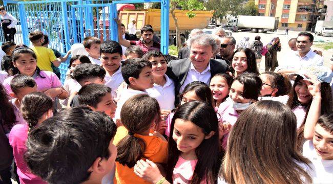 Bornova'da bahar şenliği müjdesi çocuklara verildi