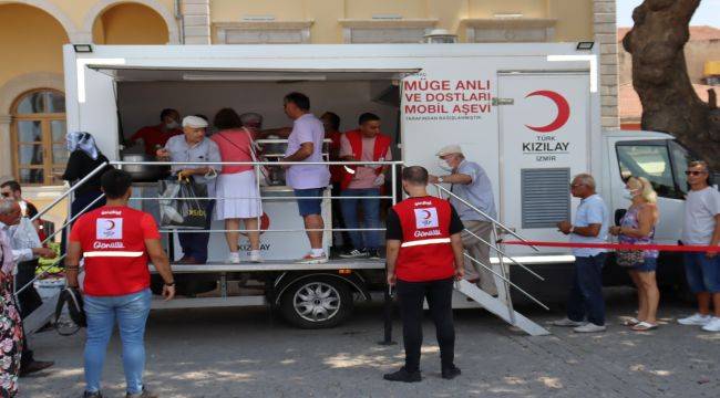 Türk Kızılay İzmir Şubesi’nden Vatandaşlara Aşure İkramı