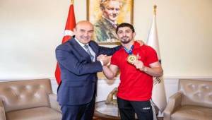 Başkan Soyer, Dünya şampiyonu Kerem Kamal’ı kutladı