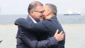 CHP ve AK Parti'den İzmir farkı: İl Başkanları kucaklaştı