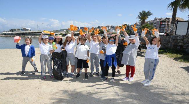 Kuşadası'nda Kıyı Temizliği Yapıldı