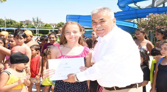 Torbalı’da yüzme öğrenen öğrenciler sertifikalarını aldı