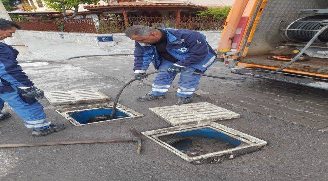 İzmir Büyükşehir Belediyesi ekipleri yağmur mesaisinde