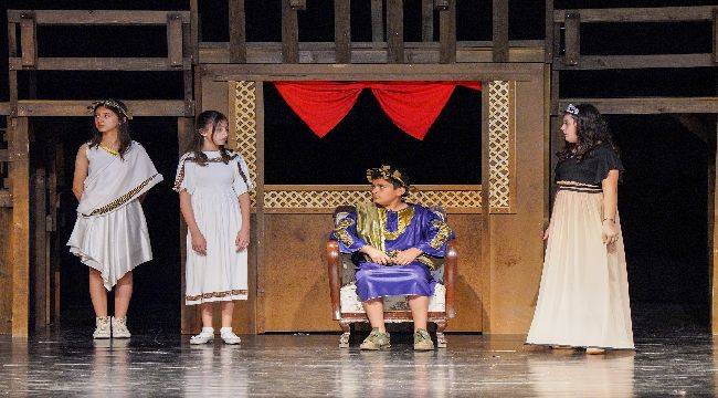  Gaziemir’in çocukları tiyatro sahnesinde büyüyor