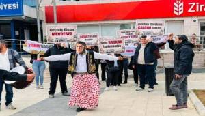 Menderes'te belediye önünde zenneli rüşvet protestosu