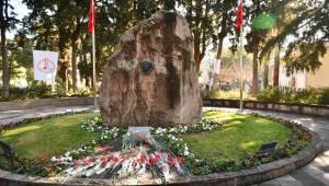 Başkan Tugay'dan Zübeyde Hanım'ın mezarı başında 8 Mart mesajı
