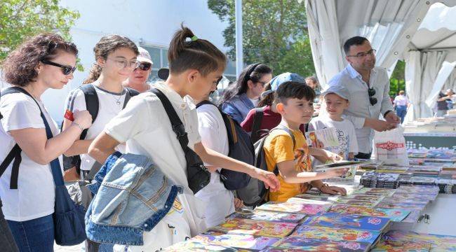 İzmirliler İzmir Kitap Fuarı’na akın etti
