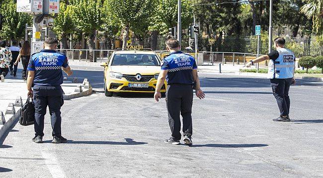 İzmir’de zabıta ekiplerinden yolcu kılığında taksi denetimi 
