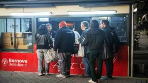 Bornova Belediyesi’nden Vatandaşlara Sıcak Çorba İkramı Başladı