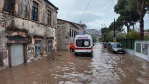 Foça’da yağış rekoru kırıldı, ekipler seferber oldu