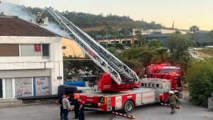 İzmir İtfaiyesi, Bornova’daki İş Yeri Yangınını Kontrol Altına Aldı