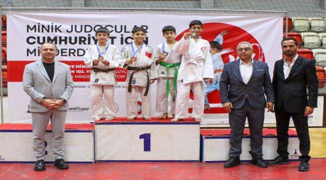 Minik sporcular Cumhuriyet için ter döktü
