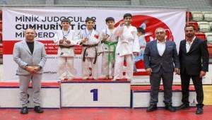 Minik sporcular Cumhuriyet için ter döktü