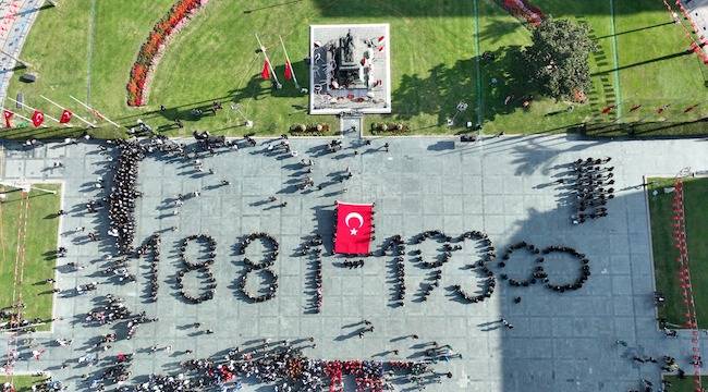 İzmir Ata'sına yürüdü