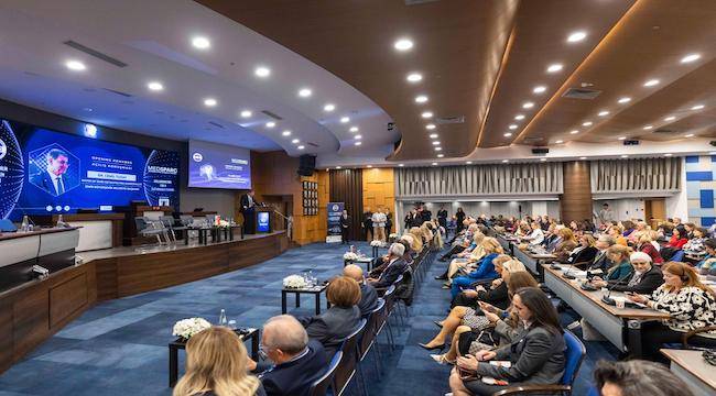 Başkan Tugay İZİKAD’ın MEDSPARC Uluslararası İş Zirvesi’ni açtı