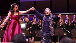 Bedia Akartürk'ten Büyükşehir korosuna yeni yıl sürprizi