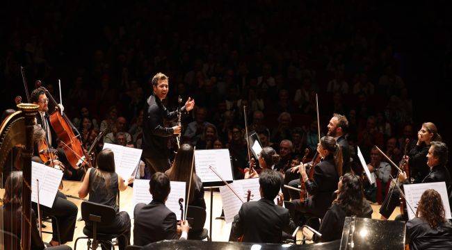 İzmir Oda Orkestrası dünyaca ünlü klarnetçi Barragán ile sahne aldı