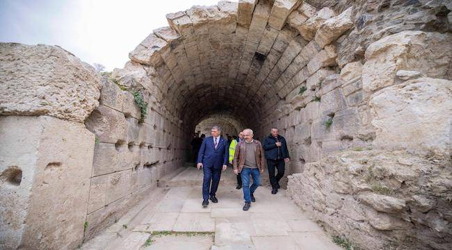 Smyrna Tiyatrosu Gün Yüzüne Çıkıyor