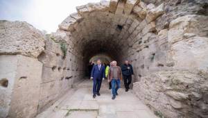 Smyrna Tiyatrosu Gün Yüzüne Çıkıyor