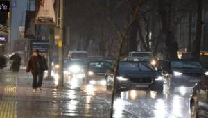 İzmir Büyükşehir Belediyesi ekipleri sağanak yağış ve fırtına nedeniyle seferber oldu