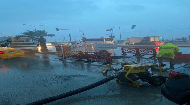 İzmir Büyükşehir Belediyesi ekiplerinin sağanak ve fırtına mesaisi