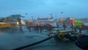 İzmir Büyükşehir Belediyesi ekiplerinin sağanak ve fırtına mesaisi