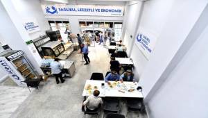 İzmir’de bir tabak yemekle hayatlar ısınıyor