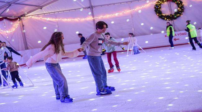 İzmir'de kışın keyfi buzda yaşanıyor