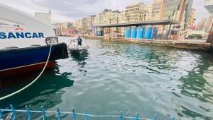 İzmir İtfaiyesi, iskele altında sıkışan kediyi kurtardı