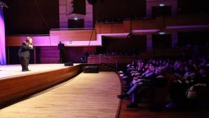 Yasemin Sakallıoğlu, İzmirlileri kahkahaya boğdu