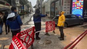 Büyükşehir’in zabıtası İzmirliyi sırtında taşıdı
