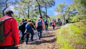 Efes Mimas Yolu’nda bahar yürüyüşü 
